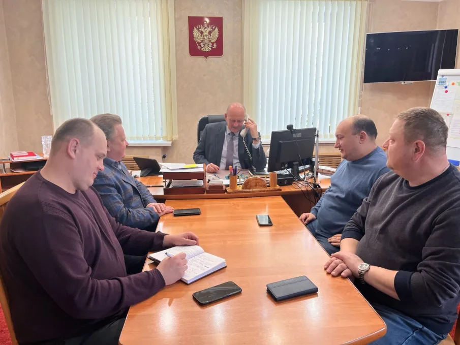 Глава провел прямую телефонную линию